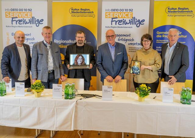 Günther Haslauer (Service Freiwillige), Werner Steinwendner (Geschäftsführer der BKS Steuerberatung), Johannes Maschl (Teamleiter der EVN-Gewerbekundenbetreuung), Konrad Tiefenbacher (Service Freiwillige), Helga Steinacher (Kultur.Region.Niederösterreich), Martin Lammerhuber (Geschäftsführer der Kultur.Region.Niederösterreich). | Foto: Erich Marschik