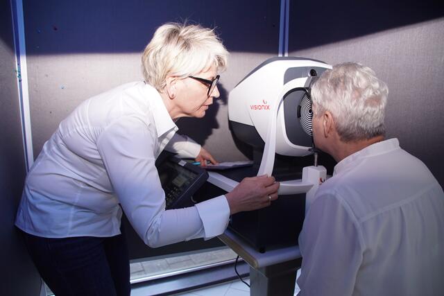 Großen Anklang fand der Sehtest von Optik-Laher.  | Foto: Helmut Eder