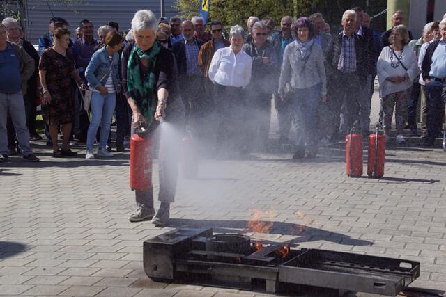 Die Besucher lernten die richtige Handhabung eines Feuerlöschers und konnten sich gleich selbst erproben. | Foto: Helmut Eder