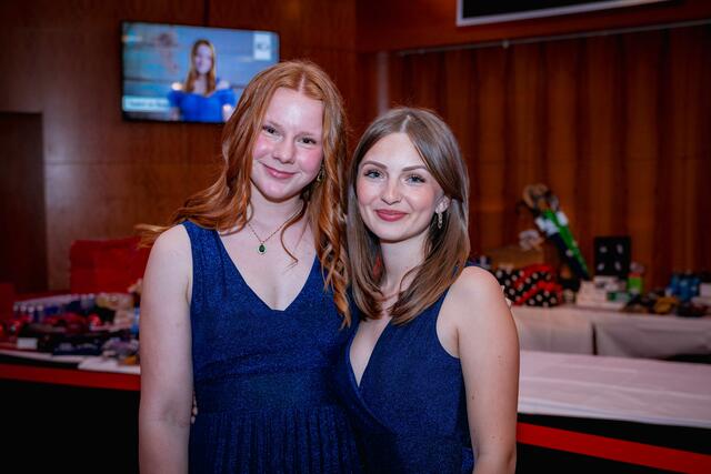 Unterhielten sich bestens: Die beiden Maturantinnen Isabel und Laura.