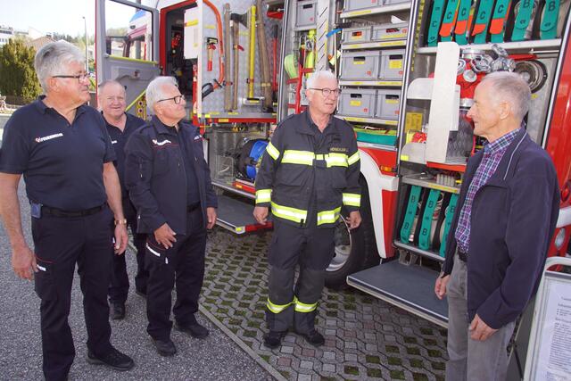 Josef Hutterer (r) aus Neustift interessierte sich für die Einsatzgeräte der Stadtfeuerewehr Rohrbach-Berg.  | Foto: Helmut Eder