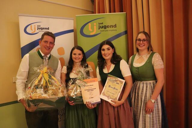Die Punktemeisterschaft bei den Damen gewann Teresa Kicker vor Selina Stranz (beide Bildmitte). Klemens Lienhart und Maria Prietl überreichten Urkunden und Geschenkskörbe. | Foto: Edith Ertl