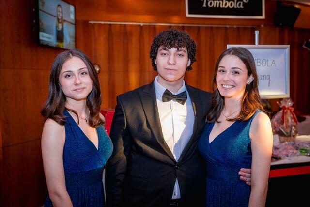 Bestens gelaunt: Die Maturant*Innen Iris, Amir und Verena.