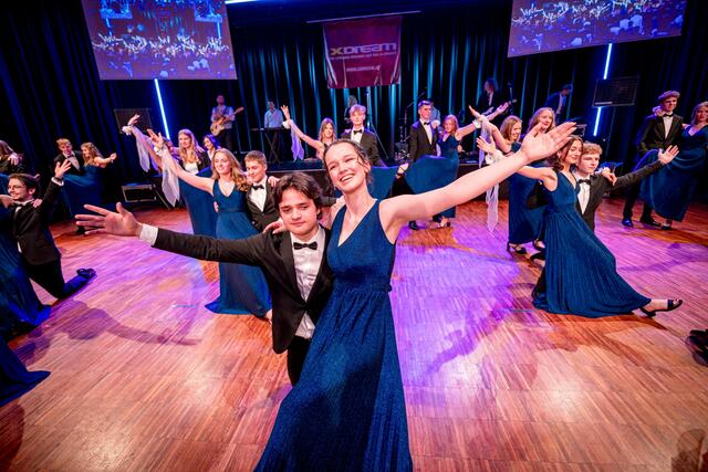 Schon seit Dezember ausverkauft: 61 Maturantinnen und Maturanten luden zum glamourösen Abschlussball in das Casineum Velden.
