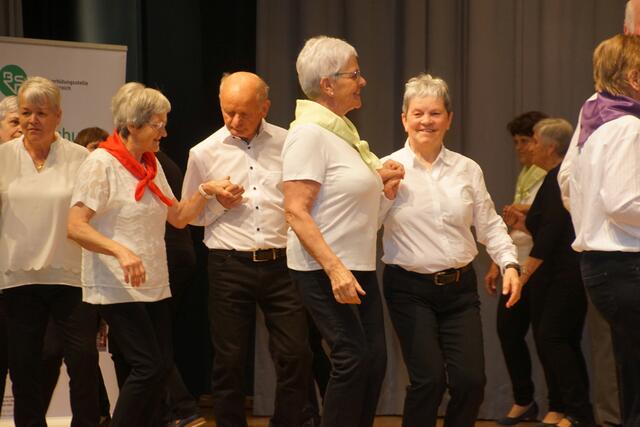 Die Seniorentanzgruppe eröffnete den Seniorentag im Centro  und zeigte, das tanzen zur Fitness im Alter beiträgt.  | Foto: Helmut Eder