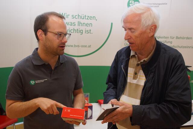 Eduard Leitner (r) aus Rohrbach-Berg informierte sich bei Info-Stand der Brandverhütungsstelle OÖ.  | Foto: Helmut Eder
