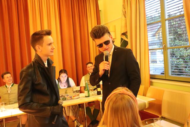 Was für ein toller Sketch. Sherlock Holmes (Lorenz Hillebrand, links) und Dr. Watson (Stefan Lewicki) gaben sich auf Spurensuche und wurden bei den Werten der Landjugend fündig.  | Foto: Edith Ertl