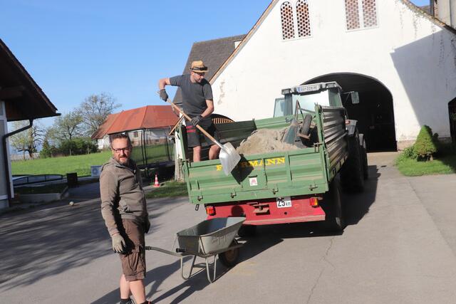 Der Sandkistensand kam durch die ÖVP Dobl-Zwaring kostenlos und frei Haus. | Foto: Edith Ertl