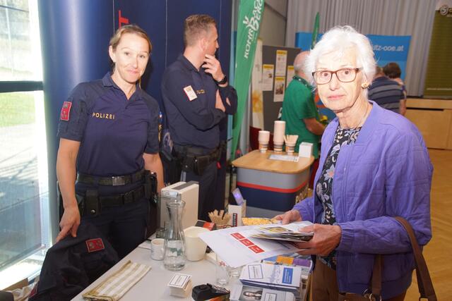 Auch die Polizei war mit einem Infostand vertreten.  | Foto: Helmut Eder