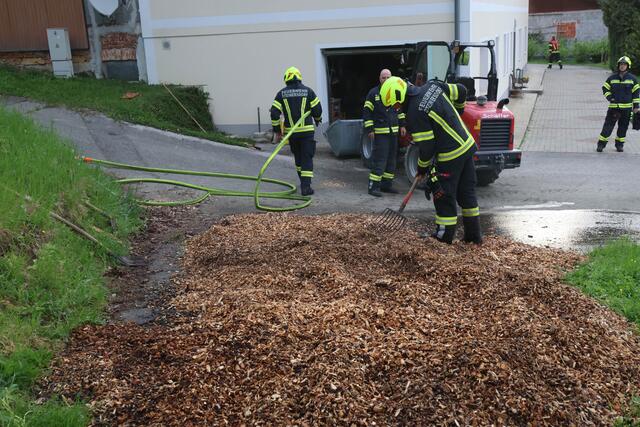 Atemschutztrupps der Feuerwehr konnten den Brand im Bereich des Hackschnitzelbunkers lokalisieren. | Foto: laumat/Matthias Lauber