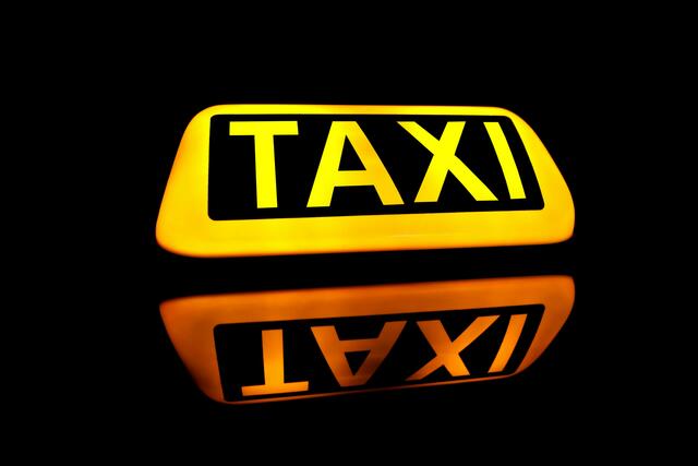 Der VVT steigt ins Taxigeschäft ein, was für Unmut in der Taxibranche sorgt. Vor allem die Einführung von RegioFlink in Wattens und dem Bezirk Reutte sorgte für Diskussionen.  | Foto: Canva