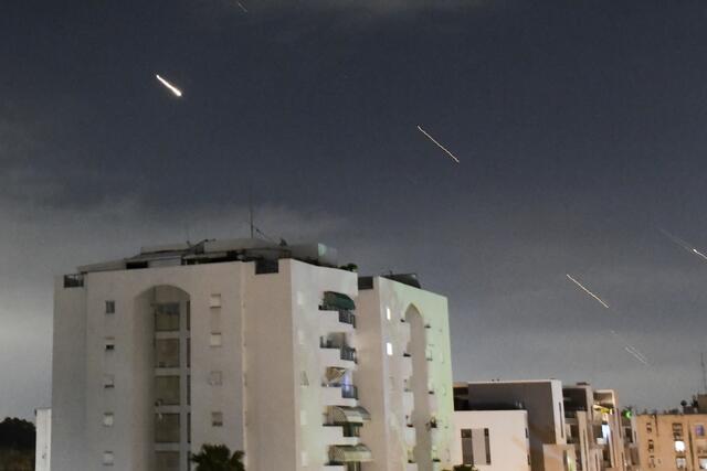 Der Iran hat in der Nacht auf Sonntag erstmals Israel direkt angegriffen. Rund 300 Drohnen und Raketen wurden laut der israelischen Armee auf das Land abgefeuert.  | Foto: Tomer Neuberg / AP / picturedesk.com