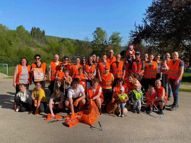 Die fleißigen Müllsammler, von Brand- Laaben  mit Bgm Hermann Katzensteiner,
Feuerwehrkommandant Dieter Daxböck