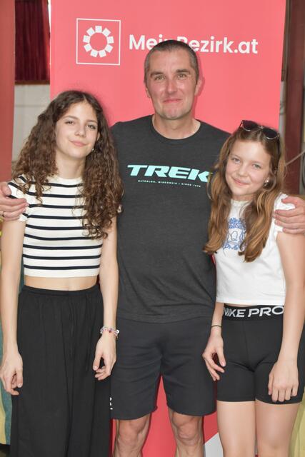 Lokalmatador Roland Plank (mit den Töchtern Ina und Nele) hatte diesem Pech mit einem Reifenschaden. | Foto: Michael Strini