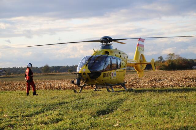 Nach der notärztlichen Versorgung wurde er mit dem Notarzthubschrauber ins Salzkammergut Klinikum Vöcklabruck gebracht. | Foto: FOTOKERSCHI.AT / BRANDSTÄTTER