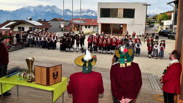 Der Dorfplatz in Patsch bot einen hervorragenden Rahmen für die feierliche Preisverteilung. | Foto: Hassl