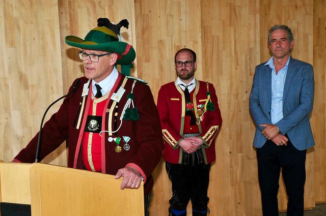 Der neue Bataillons-Kommandant Mj. Hans Knoflach kommt aus Patsch – er gratulierte bei seinem "Heimspiel" allen Jungschützen und Jungmarketenderinnen | Foto: Hassl