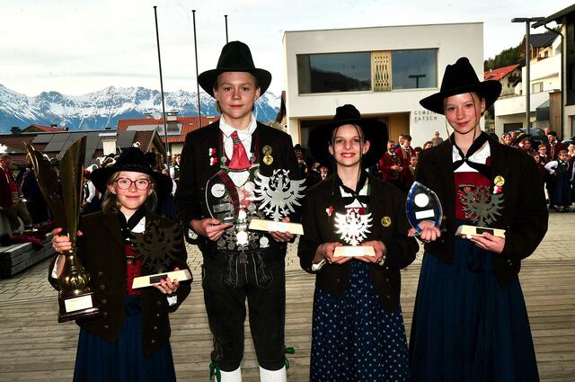 Die Team-Champions aus Aldrans: Schützenkönig Gabriel Möller, Luisa Früh, Lia Möller und Marissa Piegger nahmen jede Menge Trophäen mit nach Hause. | Foto: Hassl