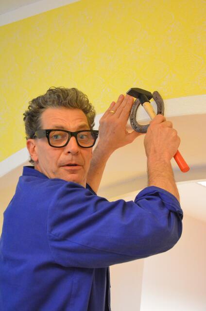 "Hufeisen sind des Schmiedes Glück." (© Andreas Tenzer) Und Hufeisen sind für die kommende Saison hoffentlich auch der Volksschauspiele-Glück.


