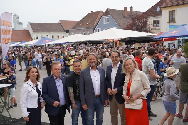 Wirtschaftskammer-Obfrau Anne Blauensteiner, Bürgermeister Franz Mold, Veranstalter Jochen Auer und das WTM-Team Martin Fichtinger, Rudolf Stolz und Monika Prinz (v.l.) | Foto: Evi Leutgeb