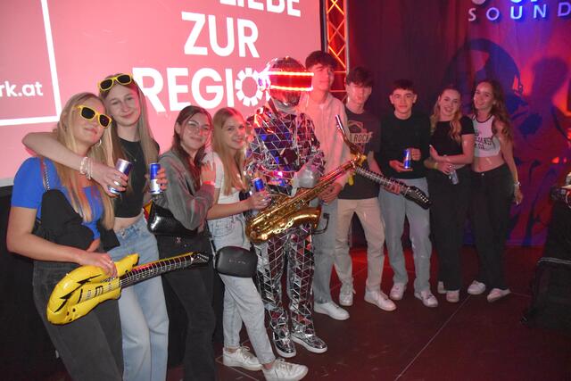 "Der Spiegelmann" mit den WM-Soundsgewinnern, machte Stimmung in Oberwart. | Foto: Michael Strini