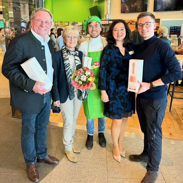 Firmenchef Joachim Wolf (links) hat mit seinen Söhnen Thomas (Mitte) und Georg (rechts) eine Filiale im Einkaufszentrum EO eröffnet. | Foto: EO