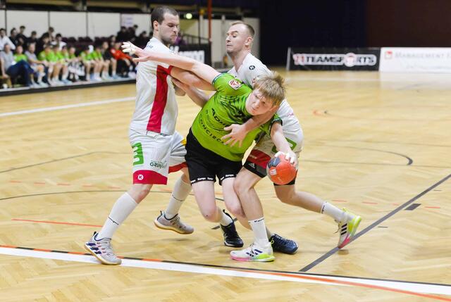 Raul Bote und Matevz Kunst können den West-Wien-Angreifer nicht stoppen. | Foto: Schiffleitner