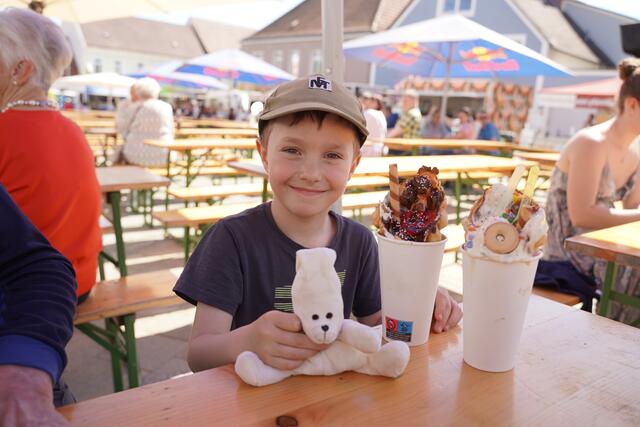 Über die vielen Nachspeisen freute sich auch Hendrik. | Foto: Evi Leutgeb