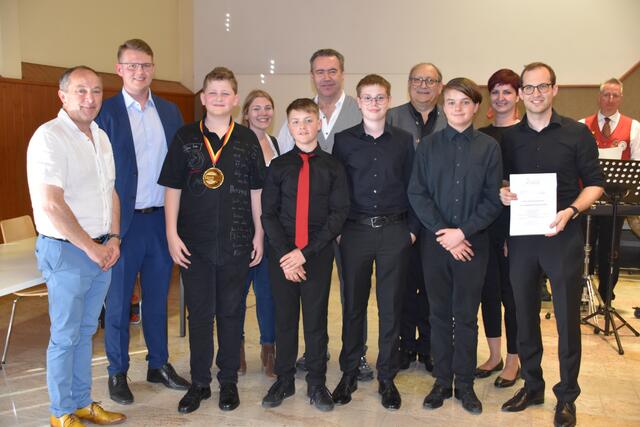 Die jüngsten Teilnehmer des Symphonischen Blasorchester der Musikschule Mattersburg jubelten über eine Auszeichnung.  | Foto: Stefan Schneider