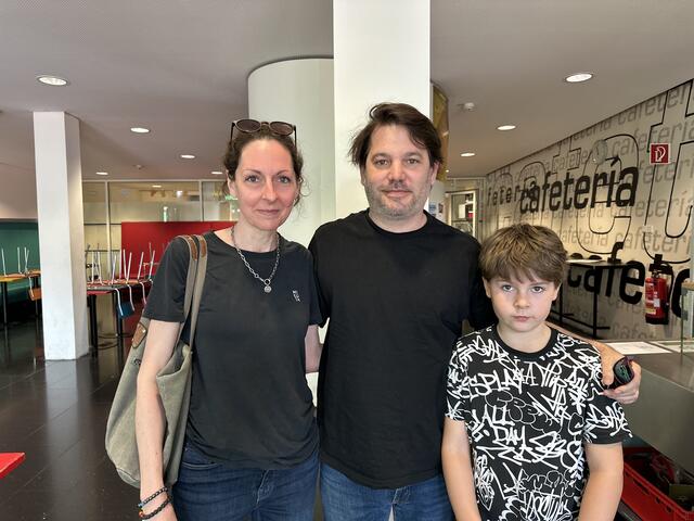 Verena Rubinger, Georg Rubinger und Emilie feuern die Perchtoldsdorf Devils an.