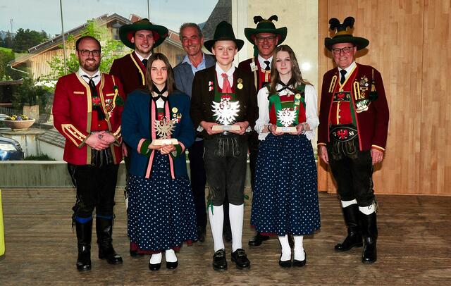 Stehend aufgel. Kl. 3: Gabriel Möller, Aldrans (1.), Maya Rainer, Sellrain (2., li.), Theresa Norz (3.) | Foto: Hassl