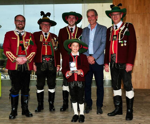Der jüngste Schütze war Lorenz Jägert aus Patsch – dafür gibt es traditionell eine Trophäe. | Foto: Hassl