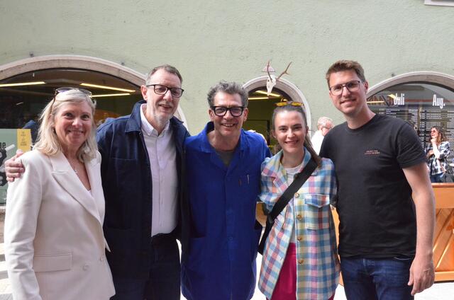 Julia Neuner (VSS- Geschäftsführerin), Vize-Bgm. Klaus Schuchter, Gregor Bloéb, Kulturreferentin Theresa Schromm, und Bgm. Christian Härting.