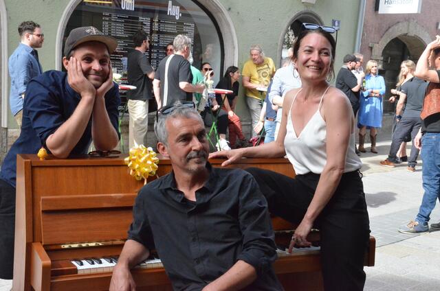 Jakob und Frajo Köhle mit Schauspielerin Lisa Hörtnagl.