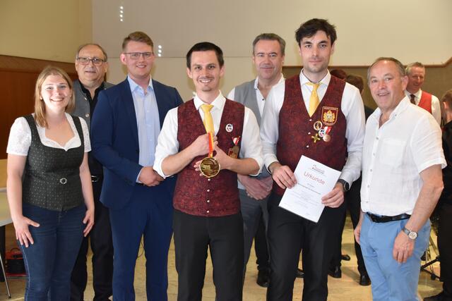 Strahlende Gesichter auch bei Musikverein Purbach über einen ausgezeichneten Erfolg und 93,34 Punkte.  | Foto: Stefan Schneider