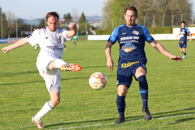 Mit seinem 17. Saisontor brachte Patrick Lachmayr (l.) den SC St. Pantaleon-Erla gegen die SPG Perg/Windhaag noch einmal heran.