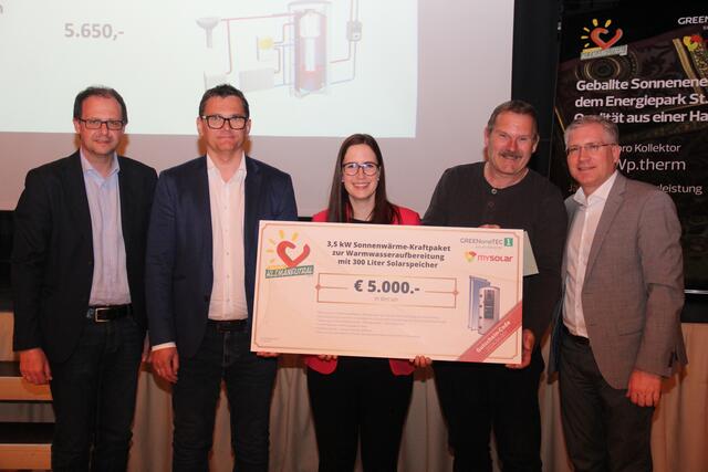 Walter Brunner, Stadtrat für Umwelt- und Klimaschutz, Ingo Lankmayer, Vertriebsleiter von Greenonetec, Anna Köstinger, Projektleiterin "St. Veit KLimaneutral 2040", Armin Peyker, Gewinner des Sonnenwärme-Kraftpakets und Bürgermeister Martin Kulmer | Foto: Peter Pugganig