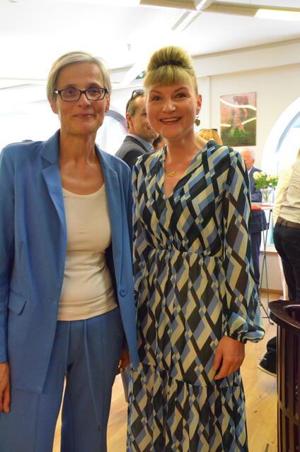 Christine Frei (Presse &amp; PR Volksschauspiele) mit Melanie Wiener, stellvertretende Leiterin der Kulturabteilung des Landes Tirol.