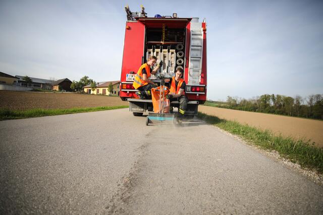 Am Samstag rückten die Feuerwehren zur Beseitigung einer Ölspur aus. | Foto: laumat/Christian Schürrer