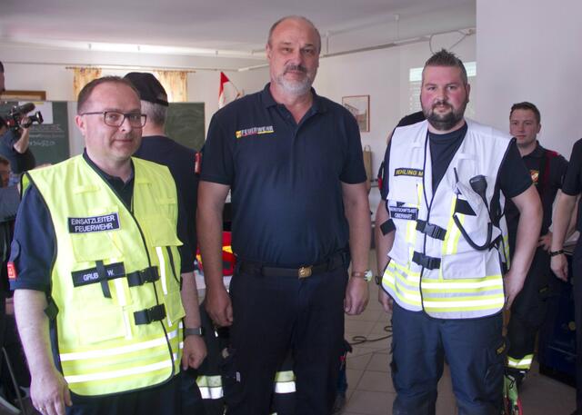 Wolfgang Gruber - Landesfeuerwehrkommandant Franz Knopf und Markus Rehling (Oberwart) bei der länderübergreifenden Katastrophen-Übung in Schlaining.