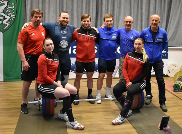 WKG Innviertel Lochen/Ranshofen nach dem ersten Sieg in der Bundesliga:
Stehend v.L.: Hans Klampfer (Coach9, Patrick Dürnberger, Jakob Weber, Phillip Boresch, Willi Dannerbauer (Coach), Alois Sauerlacher (Coach)
vorne v.L.: Jessica Staucanu und Lena Raidel | Foto: Conny Högg 