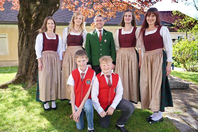 Kapellmeister Roland Wiedl mit den Marketenderinnen