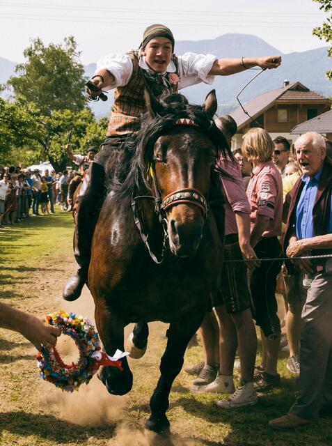 Armin Abuja hoch zu Ross: "Rund um die Vorbereitung zum Kirchtag packt jeder mit an." | Foto: Privat