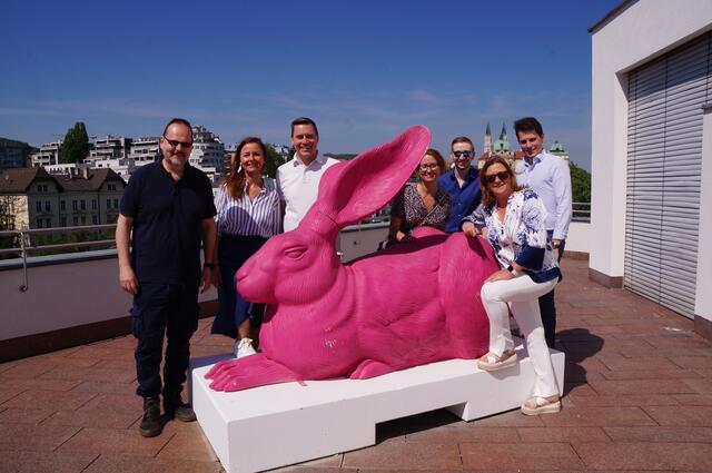 Die Dachterrasse der Albertina Klosterneuburg ziert ein pinker "Dürer-Hase" von Ottmar Hörl. Doch keine Sorge, das rosa "Sexualitätssymbol" von Franz West wurde nicht verbannt, sondern wird nach der Restaurierung im Inneren des Museums präsentiert.