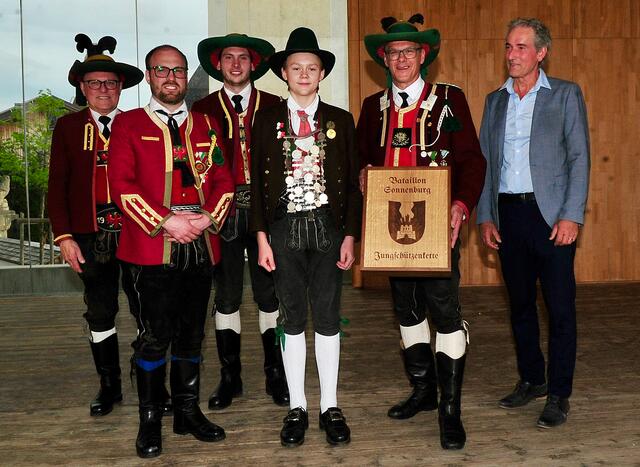 Der König der Jungschützen ist Gabriel Möller aus Aldrans.
V.l.n.r.: Klaus Bucher (Bat-Schießwart), Marco Untermarzoner (Bat.-Jungschützenbetreuer), Gerhard Kronbichler (Obm.-Stv. SK Patsch), Gabriel Möller, Hans Knoflach (Bat.-Kdt. Sonnenburg und Bgm. Andreas Danler aus Patsch | Foto: Hassl