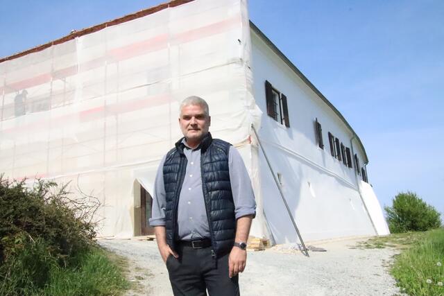 Benno Döller hat für die Kulturbetriebe Burgenland die Standort- und Festivalleitung inne und wacht über die Schlossrenovierung. | Foto: Martin Wurglits