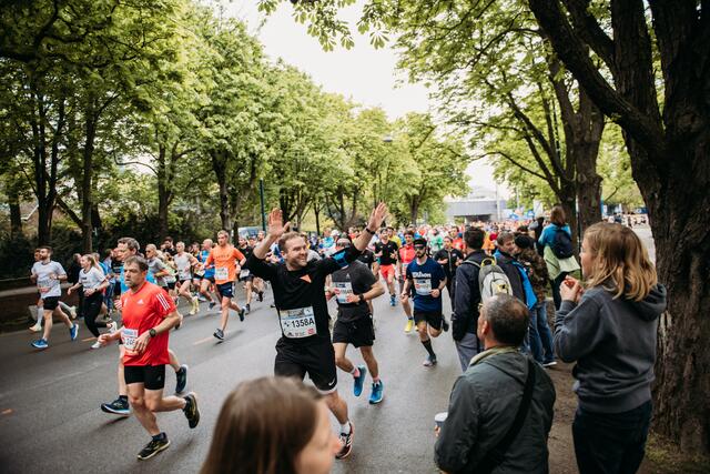 Am 20. und 21. April 2024 geht der Vienna City Marathon samt weiteren kleineren Laufbewerben über die Bühne. Davor braucht es jedoch die nötige Infrastruktur, diese wird bereits am Montag aufgebaut. | Foto: VCM/Jenia Symonds