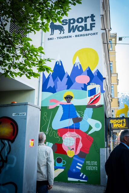Seit kurzem ist der Stadtteil Wilten bunter – am Freitag, 12. April wurde das farbenfrohe Wandgemälde in der Andreas-Hoferstraße feierlich eröffnet.  | Foto: Elisabeth Fitsch
