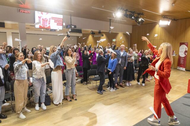 Neben wertvollen Tipps von Keynote Speakerin Maria-Theresa Schinnerl kam bei der 60. Auflage der Tiroler Moderunde auch der Spaß nicht zu kurz. | Foto: Die Fotografen