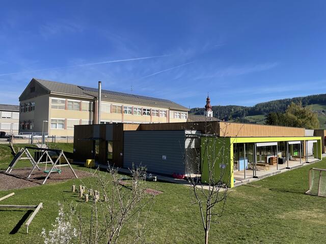 Die Volksschule Obdach (im Hintergrund) wird saniert, der Kindergarten erweitert. | Foto: Verderber